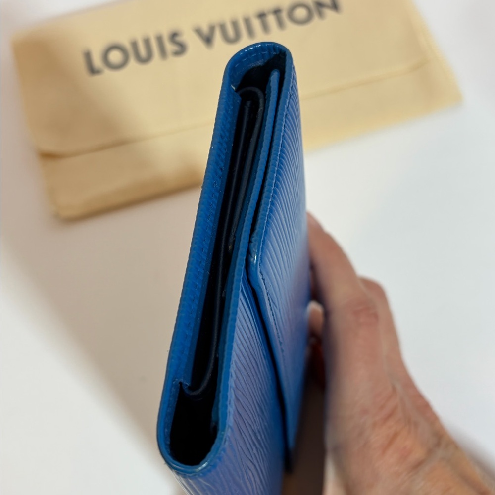 Louis Vuitton Blue Epi Wallet - Picture 2 of 10